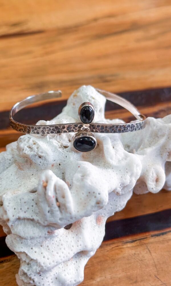 Brazalete de plata y onix